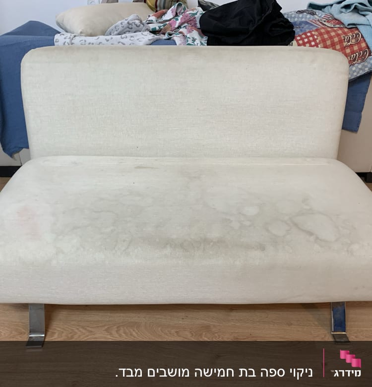 ספה עם כתמים על הריפוד